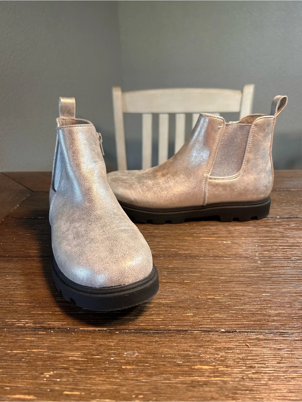NWOT Sonoma Evie Chelsea boots size 5 youth